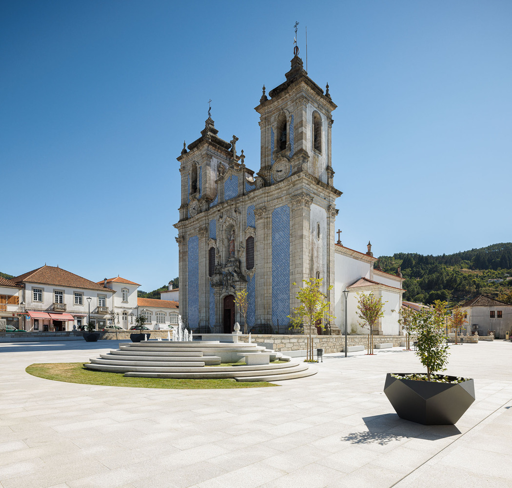 Praça Municipal de Ribeira de Pena do Atelier GFR Arquitectura e fotografias de Ivo Tavares Studio